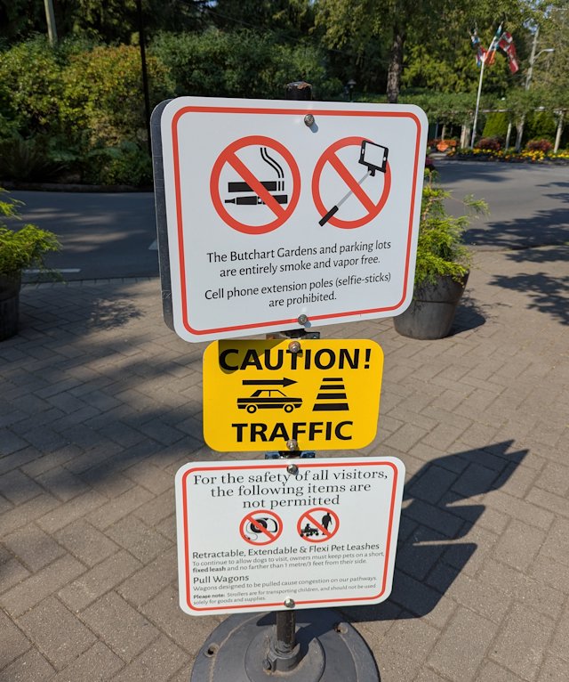 sign at the entrace forbidding among other things selfie sticks
